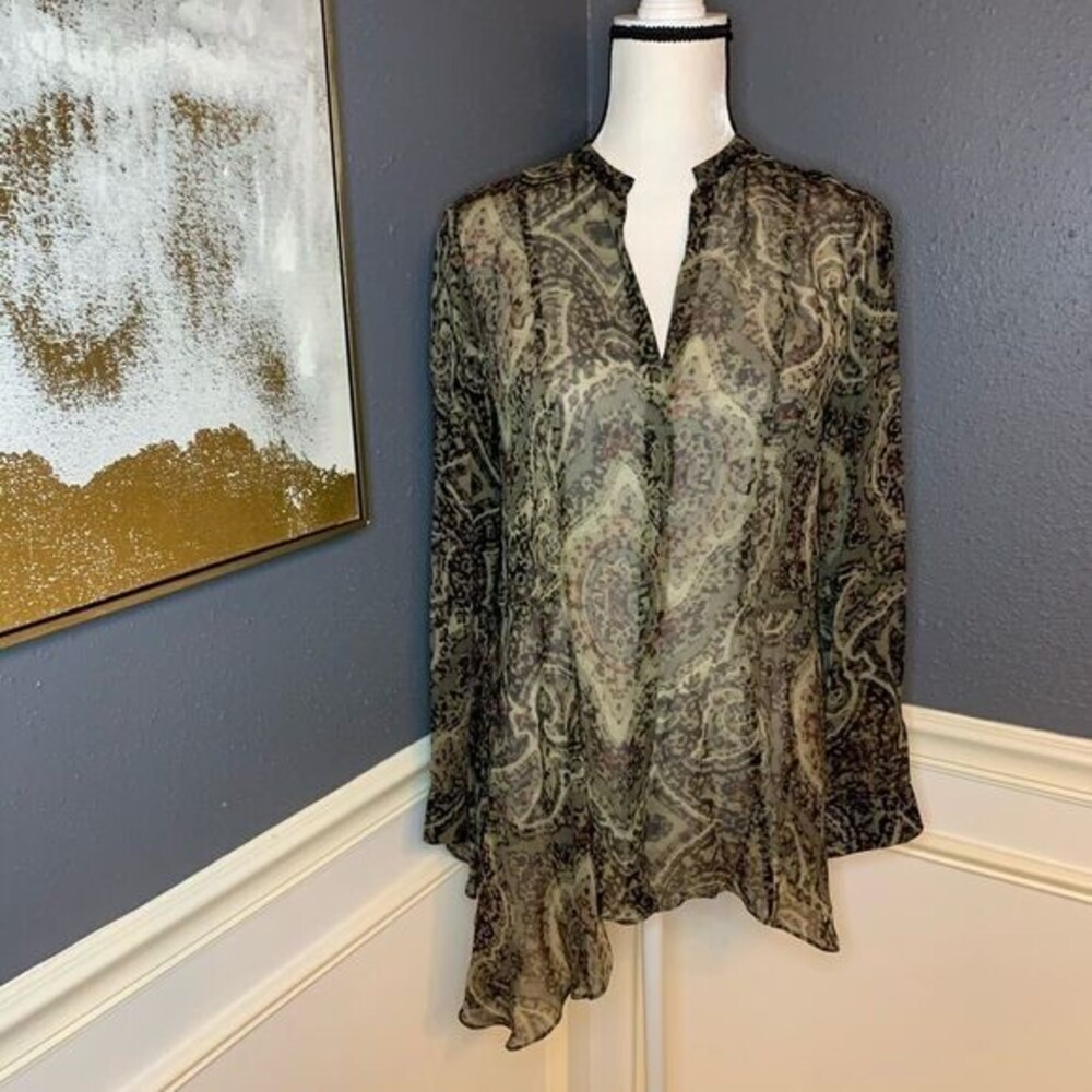 Zara A Symmetrical button down top